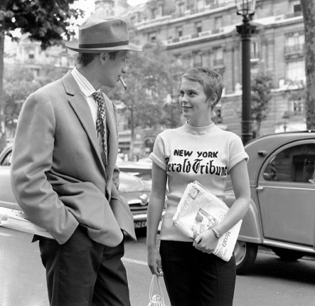 Jean Seberg im New York Herald Tribune Shirt, daneben Jean-Paul Belmondo